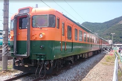 坂城駅に到着する115系