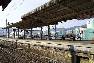 ホームと停車する普通列車