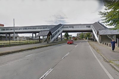 ���R�ʘH�ŉw���珬����Ղňړ��ł��܂�