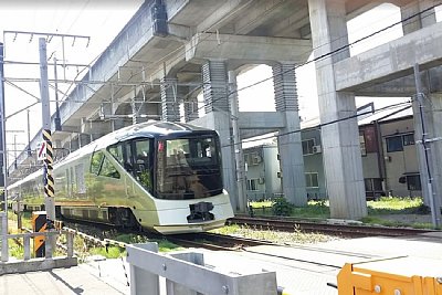 E001�^���ʉ߂��܂�