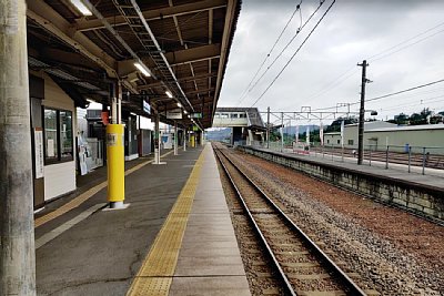 �����z�[���̕Б��̐��H���P������Ă��܂�