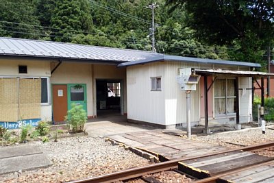 �\������