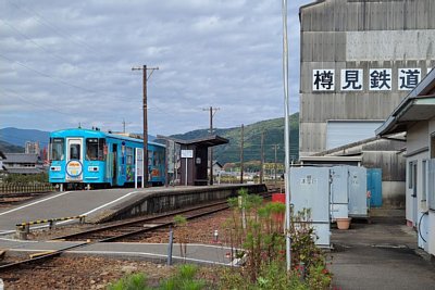 �\������