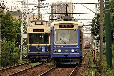 9000形電車と7700形電車