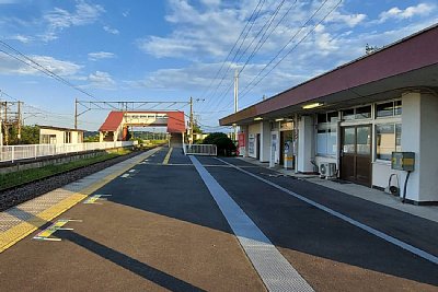 ホームと跨線橋