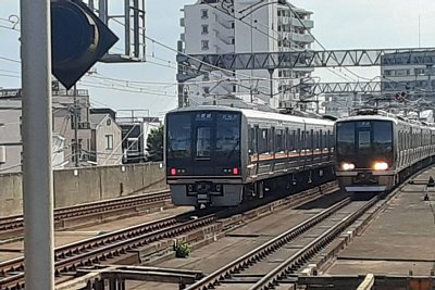 発着する普通列車