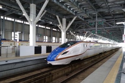 新幹線ホームにE7系