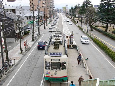 ��w�O�w�ɒ�Ԃ���7000�`�d��