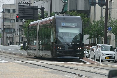 下りホームに停車するセントラム