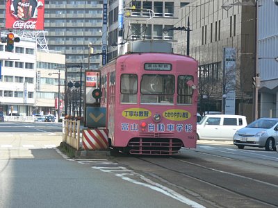下りホームに停車する7013電車
