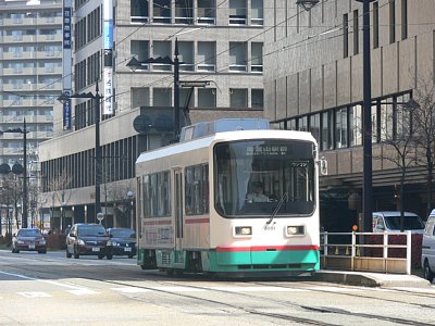 上りホームに停車する8001電車