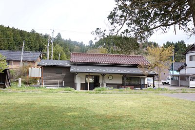 �w�ɂ𗠑�����